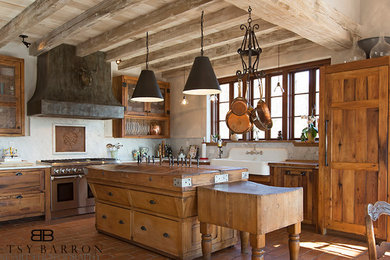 Imagen de cocina mediterránea grande con fregadero sobremueble, armarios estilo shaker, puertas de armario de madera oscura, suelo de baldosas de terracota y una isla