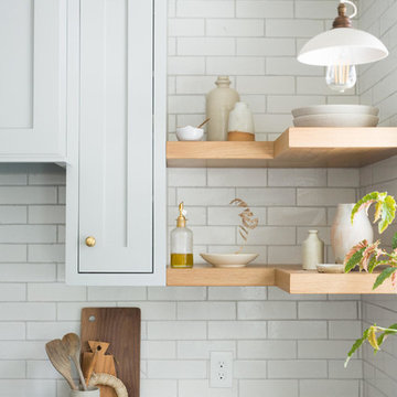 Tinge Floral: Farmhouse Kitchen Brick Backsplash