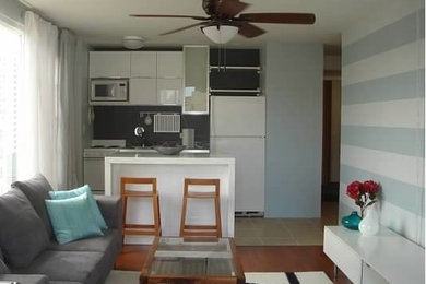 Foto de cocina comedor minimalista con fregadero encastrado, armarios con paneles lisos y puertas de armario blancas
