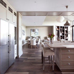 Idee per un'ampia cucina tradizionale con ante a filo, elettrodomestici in acciaio inossidabile e pavimento con piastrelle in ceramica