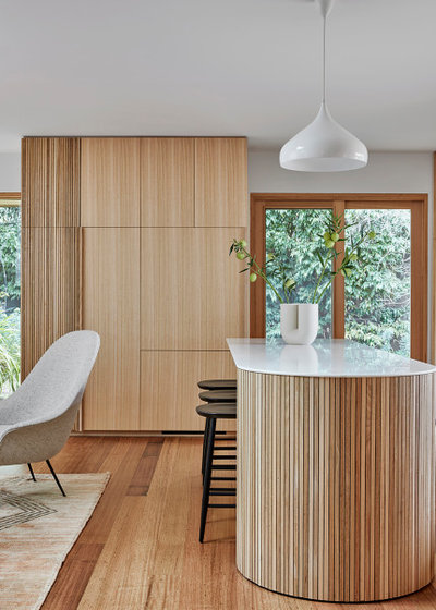 Midcentury Kitchen by Melanie Beynon Architecture & Design