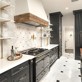Idee per un'ampia cucina ad U stile shabby chiusa con lavello sottopiano, ante con riquadro incassato, ante in legno bruno, top in quarzite, paraspruzzi multicolore, paraspruzzi in gres porcellanato, elettrodomestici neri, pavimento in marmo, 2 o più isole, pavimento multicolore e top multicolore
