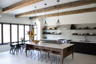 На фото: прямая кухня в современном стиле с обеденным столом, накладной мойкой, открытыми фасадами, темными деревянными фасадами, серым фартуком, фартуком из каменной плиты и техникой из нержавеющей стали