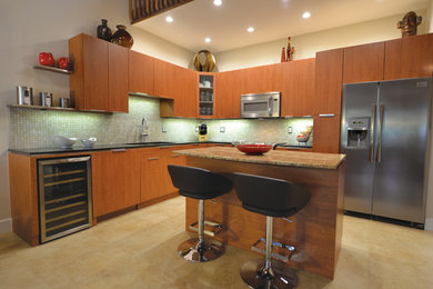 Foto di un cucina con isola centrale minimal con ante lisce, ante in legno scuro, top in granito, elettrodomestici in acciaio inossidabile e pavimento in gres porcellanato