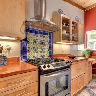 Imagen de cocina lineal, mediterránea, de tamaño medio, cerrada, con armarios estilo shaker, puertas de armario de madera clara, encimera de cuarzo compacto, salpicadero multicolor, salpicadero de azulejos de cemento, electrodomésticos de acero inoxidable, suelo de baldosas de porcelana, península, suelo gris y encimeras naranjas