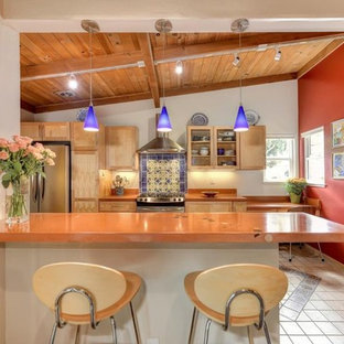 Ejemplo de cocina lineal, mediterránea, de tamaño medio, cerrada, con armarios estilo shaker, puertas de armario de madera clara, encimera de cuarzo compacto, salpicadero multicolor, salpicadero de azulejos de cemento, electrodomésticos de acero inoxidable, suelo de baldosas de porcelana, península, suelo gris y encimeras naranjas