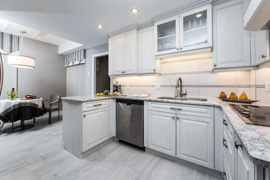 Kitchen - traditional kitchen idea in Ottawa