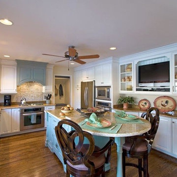 Traditional Bi-colored Kitchen with Island
