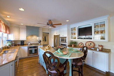 Traditional Bi-colored Kitchen with Island
