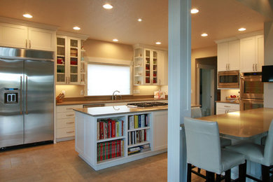 Kitchen - traditional kitchen idea in Portland