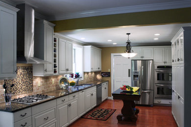 This is an example of a traditional kitchen in Kansas City.