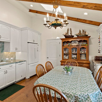 Traditional Eat-In Kitchen