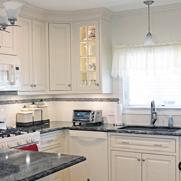 Traditional Eggshell White Kitchen with Peninsula