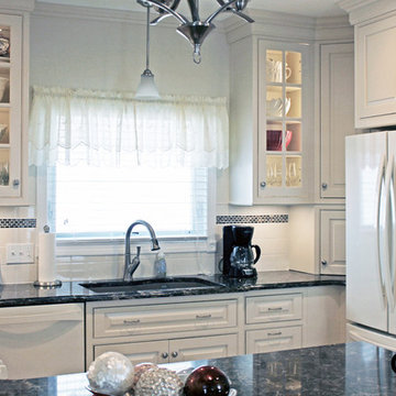 Traditional Eggshell White Kitchen with Peninsula