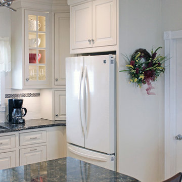 Traditional Eggshell White Kitchen with Peninsula