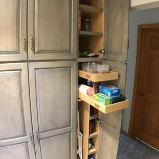 Bild på ett mellanstort vintage kök, med en rustik diskho, luckor med upphöjd panel, grå skåp, bänkskiva i kvarts, vitt stänkskydd, stänkskydd i tunnelbanekakel, rostfria vitvaror, vinylgolv och flerfärgat golv