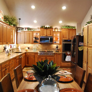 75+ Küchen mit Unterbauwaschbecken und Rückwand aus Travertin Ideen