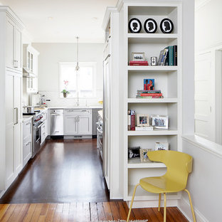 Ispirazione per una cucina chic con ante in stile shaker, ante bianche e paraspruzzi bianco