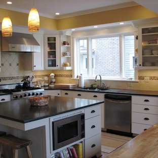 Foto di una cucina chic con ante bianche, paraspruzzi multicolore e paraspruzzi in travertino