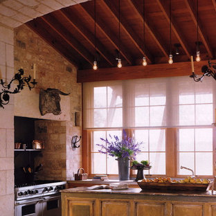 Idee per una cucina country con ante con finitura invecchiata