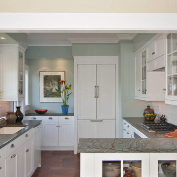 Traditional kitchen with Columbia Cabinets