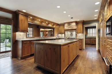 Traditional Kitchen with Medium & Dark Texture Laminate Floors