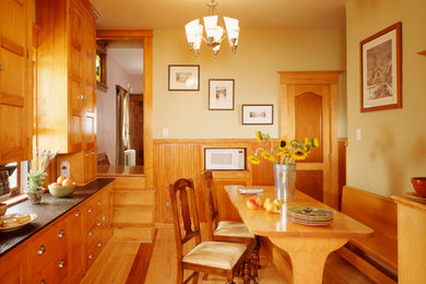 Imagen de cocina contemporánea con suelo de madera clara