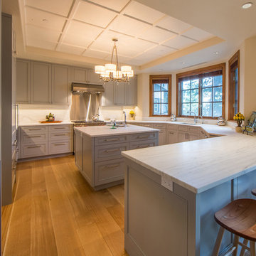 Kitchen Peninsula with Bar Stool Seating