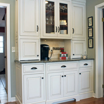 Traditional Soft White Kitchen with Peninsula