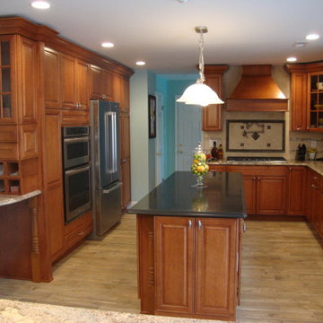 Traditional Two Tone Kitchen