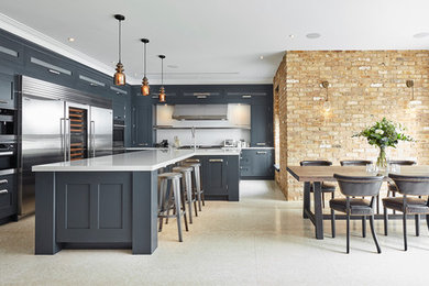 Klassische Wohnküche mit Schrankfronten im Shaker-Stil und Kücheninsel in Surrey