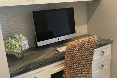 サンディエゴにあるトランジショナルスタイルのおしゃれなキッチン (珪岩カウンター、白いキッチンパネル、セラミックタイルのキッチンパネル、グレーのキッチンカウンター) の写真