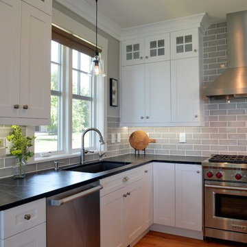 Transitional Coastal Style Kitchen