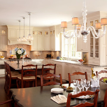 Transitional Eat-in Kitchen
