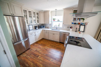 Kitchen - cottage kitchen idea in Orlando