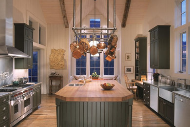 Foto på ett mellanstort vintage kök, med en undermonterad diskho, luckor med upphöjd panel, gröna skåp, granitbänkskiva, rostfria vitvaror, mellanmörkt trägolv och en köksö