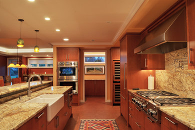 シアトルにある中くらいなトランジショナルスタイルのおしゃれなキッチン (フラットパネル扉のキャビネット、中間色木目調キャビネット、御影石カウンター、シルバーの調理設備、石スラブのキッチンパネル) の写真