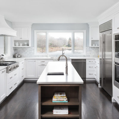 Example of a mid-sized transitional u-shaped dark wood floor and brown floor eat-in kitchen design in Chicago with an undermount sink, white cabinets, quartz countertops, marble backsplash, stainless steel appliances, white countertops, gray backsplash, an island and recessed-panel cabinets