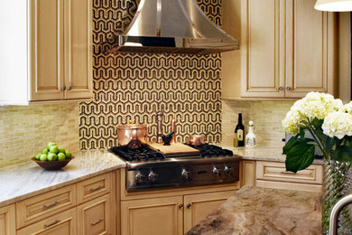 シャーロットにある中くらいなトランジショナルスタイルのおしゃれなアイランドキッチン (淡色無垢フローリング) の写真