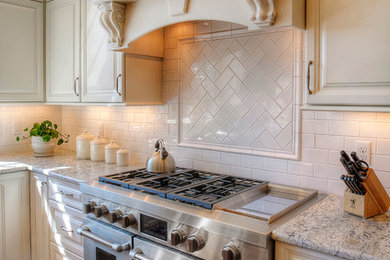 Foto de cocina clásica renovada con fregadero sobremueble, electrodomésticos de acero inoxidable y una isla