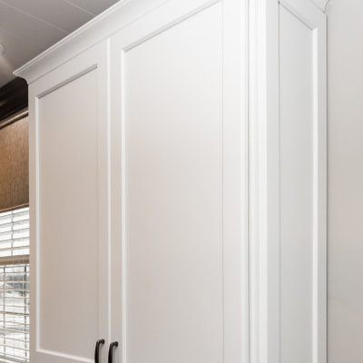 Eat-in kitchen - large transitional u-shaped eat-in kitchen idea in Columbus with shaker cabinets, granite countertops, marble backsplash and an island