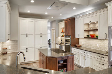 Exempel på ett stort klassiskt flerfärgad flerfärgat kök, med en undermonterad diskho, släta luckor, vita skåp, bänkskiva i kvarts, beige stänkskydd, stänkskydd i keramik, rostfria vitvaror, klinkergolv i keramik, en köksö och grått golv