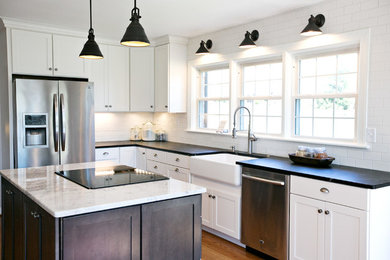 Design ideas for a traditional kitchen in Richmond.