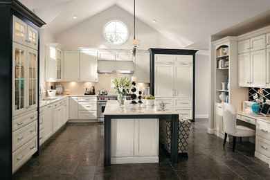 Idéer för att renovera ett stort funkis u-kök, med luckor med infälld panel, vita skåp, rostfria vitvaror och en köksö