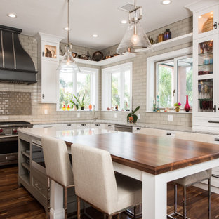 Foto di una cucina tradizionale con ante bianche, paraspruzzi beige, paraspruzzi con piastrelle diamantate, elettrodomestici in acciaio inossidabile, parquet scuro, pavimento marrone, top grigio e ante in stile shaker