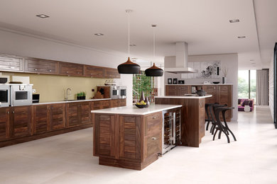 Imagen de cocina actual grande con armarios con rebordes decorativos, puertas de armario de madera en tonos medios y una isla
