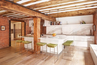 Industrial Wohnküche mit Landhausspüle und Kücheninsel in New York
