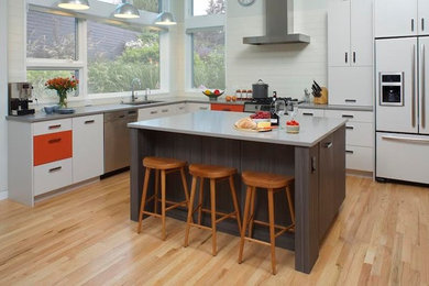 Exempel på ett modernt kök och matrum, med en nedsänkt diskho, släta luckor, vita skåp, bänkskiva i kvartsit, vitt stänkskydd, stänkskydd i tunnelbanekakel, integrerade vitvaror, ljust trägolv och en köksö