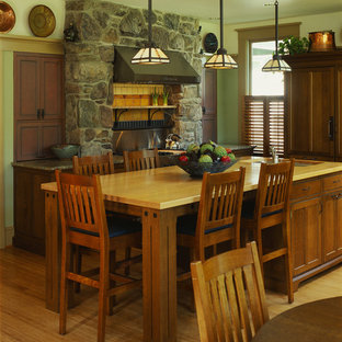 Foto de cocina comedor de estilo americano con puertas de armario de madera oscura y encimera de madera