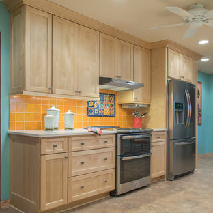 Immagine di una grande cucina parallela tropicale con lavello sottopiano, ante in stile shaker, ante in legno chiaro, top in quarzo composito, paraspruzzi con piastrelle in terracotta, elettrodomestici in acciaio inossidabile, pavimento in vinile e nessuna isola